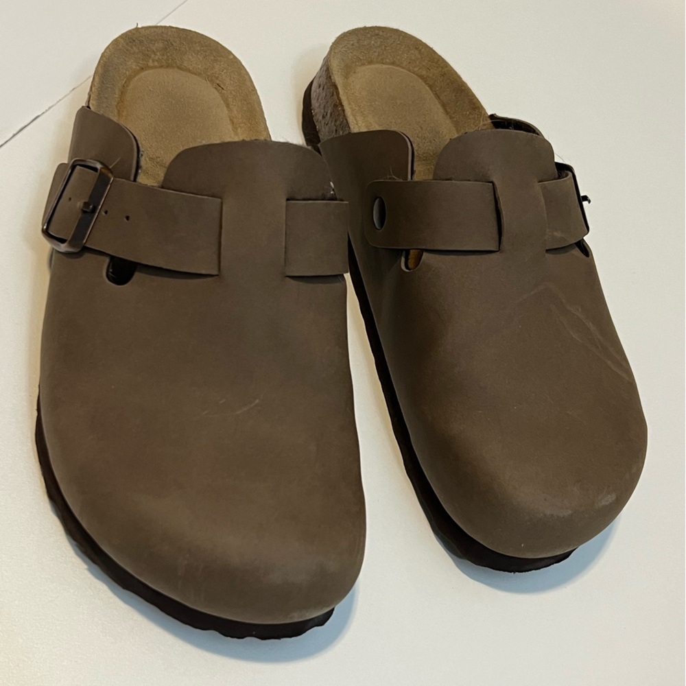 Cushionaire size 6M tan color mules